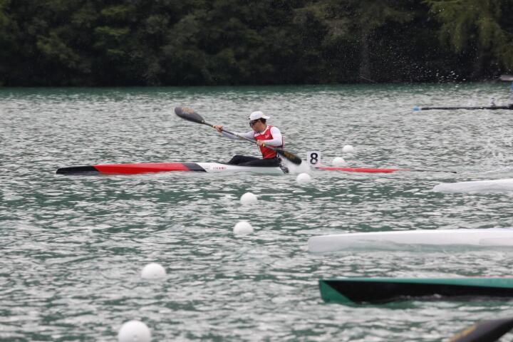 Sebastian Bachmann paddelt an der Spitze. Foto: Seline Haudenschild