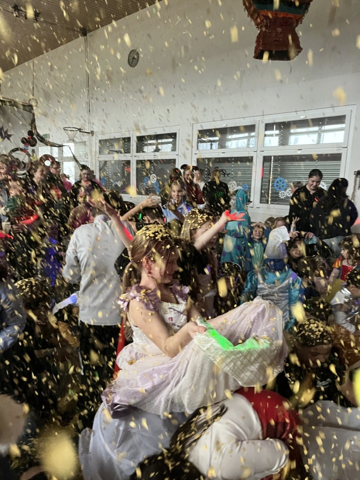 Tanzen im Konfettiregen. Fotos: Conny David