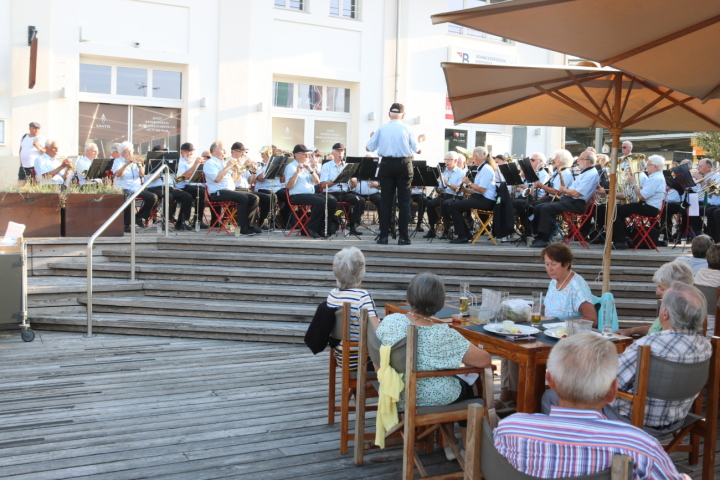 Sommerliches Konzert auf der Hafenplattform: Wiederum begeistert die Veteranenmusik das Publikum. Fotos: Markus Bösch