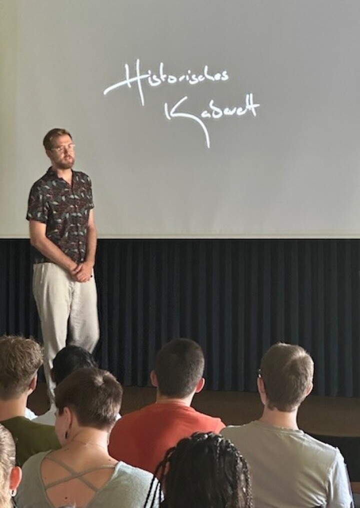 Geschichtslektion par excellence: Schuljahresauftakt mit Benedikt Meyer. Foto: Mélanie Deiss