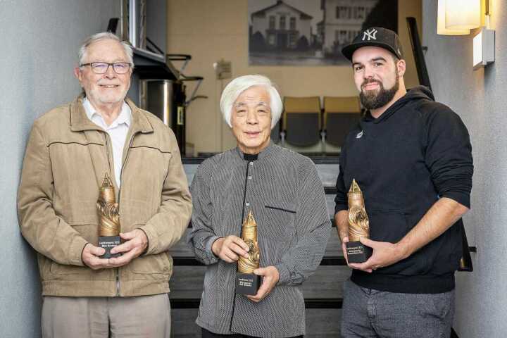 Die Leuchtturmpreisträger 2025 (von links): Max Brunner (Kategorie Einzelperson), Dai Kimoto (Ehrenpreis Lebenswerk), Roger Weyermann vom Schwimmclub Romanshorn (Kategorie Vereine/Organisationen). Alle Bilder: Stadt Romanshorn Die Leuchtturmpreisträger 2025 (von links): Max Brunner (Kategorie Einzelperson), Dai Kimoto (Ehrenpreis Lebenswerk), Roger Weyermann vom Schwimmclub Romanshorn (Kategorie Vereine/Organisationen). Alle Bilder: Stadt Romanshorn