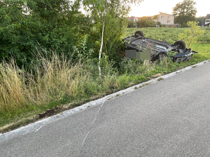 Das Auto kam auf dem Dach liegend zum Stillstand. Foto: Kantonspolizei Thurgau