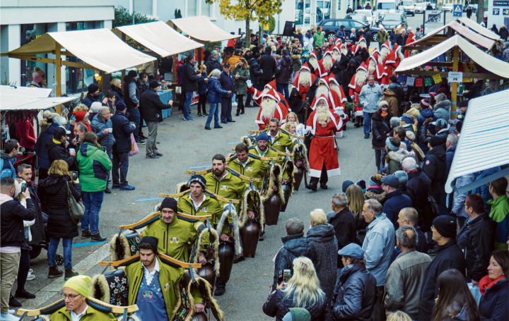 Nach zwei Jahren Corona-Pause ist es wieder so weit: Schellner und Chläuse ziehen in die festlich geschmückte Alleestrasse ein. Foto: Chlausmarkt Romanshorn