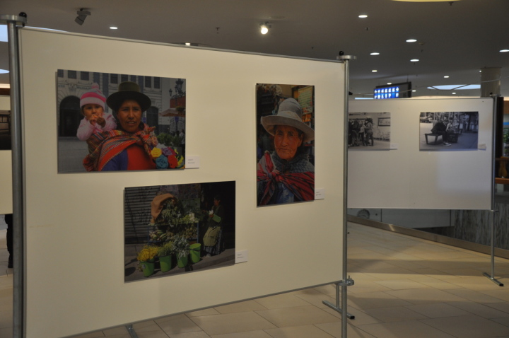 Einblick in die Ausstellung «Street Photography» im Einkausfszentrum Hubzelg. Fotos: Andreas von Bergen