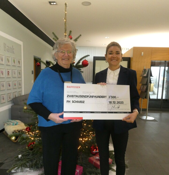 Freude bei der Checkübergabe: Vreni Rutishauser, FH Schweiz (links), und Nadja Stüdle, Raiffeisenbank Neukirch-Romanshorn. Foto: zVg.