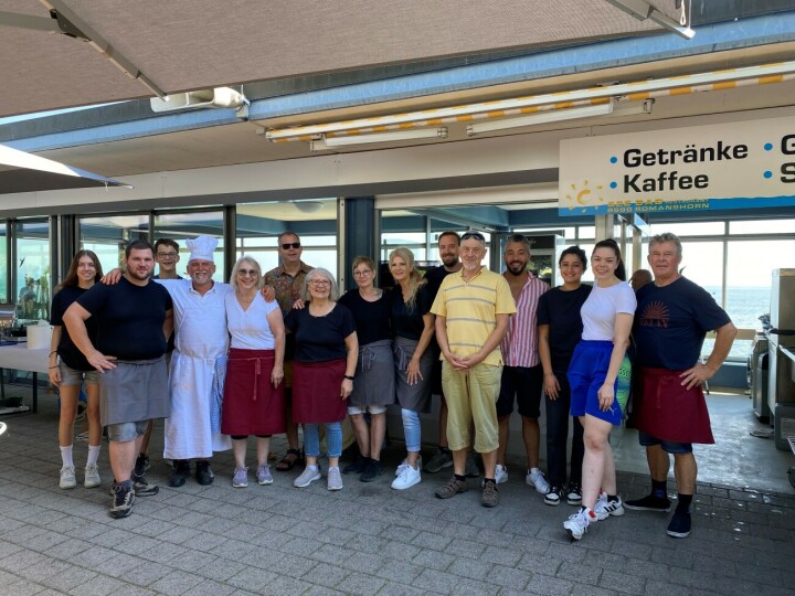 Das Seebad-Restaurant-Team mit Regierungspräsident Urs Martin. Foto: zVg.