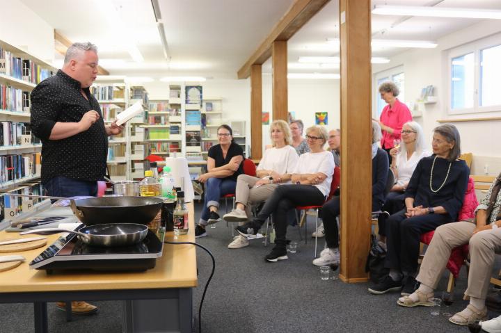 Eine Autorenlesung mitsamt Kochvorführung: Peter Denlo begeistert das lesefreudige Publikum. Fotos: Markus Bösch