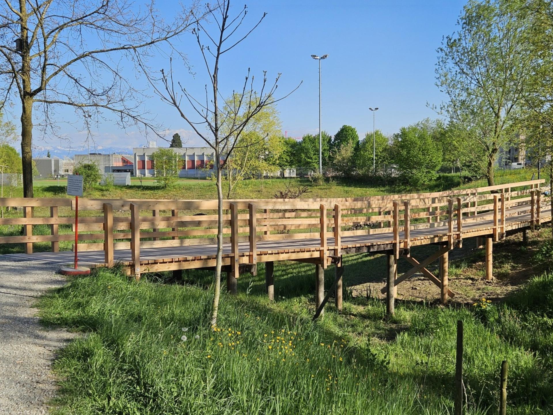 Neue Holzbrücke am Bachweg - Das Bild wird blockiert. – Möglicherweise durch einen aktiven Adblocker.