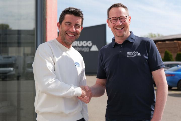 Mike Rockenfeller, neuer Brand Ambassador von Geobrugg (links) und Jochen Braunwarth, Director Motorsport Geobrugg, freuen sich über die Partnerschaft. Fotos: zVg. 
