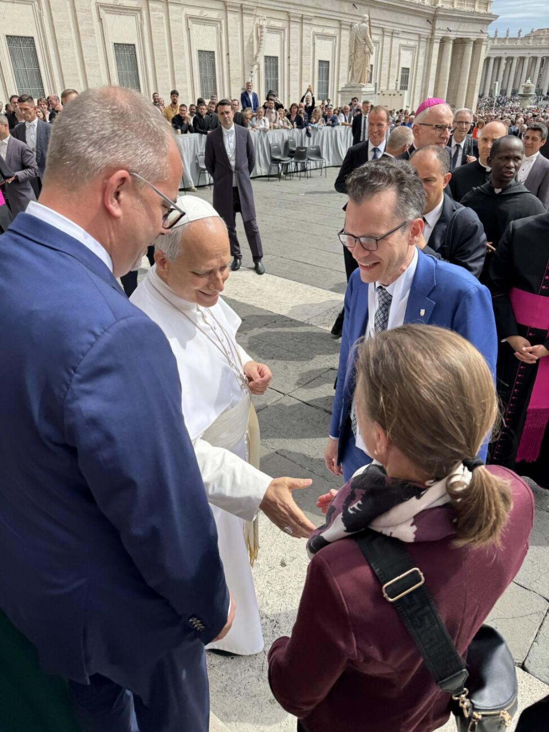 Die Regierungsratsmitglieder Urs Martin und Denise Neuweiler sowie Regierungsratspräsident Dominik Diezi treffen Papst Leo XIV. im Rahmen der Generalaudienz. Die Regierungsratsmitglieder Urs Martin und Denise Neuweiler sowie Regierungsratspräsident Dominik Diezi treffen Papst Leo XIV. im Rahmen der Generalaudienz.
