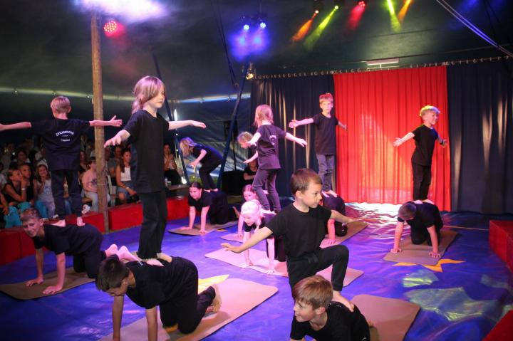 «Mir hend Zirkus gmacht!»: Voller Stolz präsentieren die Kinderartisten in der Manege, was für Kunststücke sie in einer Woche mithilfe des Zirkus-Bengalo-Teams eingeprobt haben. Fotos: Trudi Krieg «Mir hend Zirkus gmacht!»: Voller Stolz präsentieren die Kinderartisten in der Manege, was für Kunststücke sie in einer Woche mithilfe des Zirkus-Bengalo-Teams eingeprobt haben. Fotos: Trudi Krieg