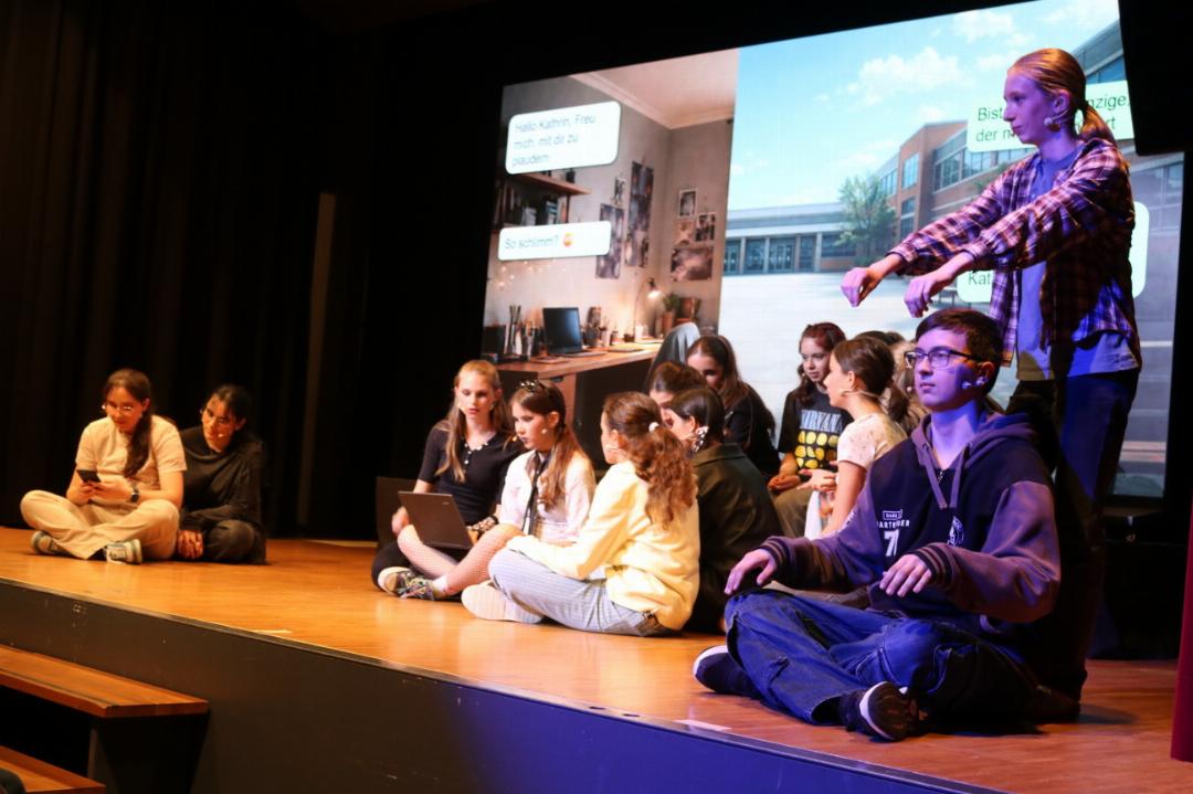 Viermal volles Haus: Das Musical «Cyberknatsch», das die Sekundarschülerinnen und -schüler der Sek Romanshorn-Salmsach aufführten, begeisterte. Fotos: Markus Bösch Viermal volles Haus: Das Musical «Cyberknatsch», das die Sekundarschülerinnen und -schüler der Sek Romanshorn-Salmsach aufführten, begeisterte. Fotos: Markus Bösch