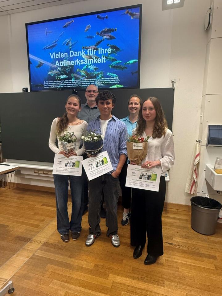 Freuen sich über die Ehrungen: vorne, v. l.: Emily Schoch, Athanassios Gizanis, Anoa Bachofen; hinten, v. l. die Betreuungslehrpersonen der Geografie: Ralph Vogel, Karin Keller. Foto: Stefan Schneider Freuen sich über die Ehrungen: vorne, v. l.: Emily Schoch, Athanassios Gizanis, Anoa Bachofen; hinten, v. l. die Betreuungslehrpersonen der Geografie: Ralph Vogel, Karin Keller. Foto: Stefan Schneider