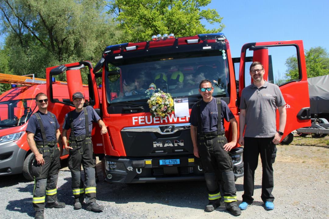 Einweihung während der Einweihung: Das neue Tanklöschfahrzeug der Ortsfeuerwehr Salmsach ist seiner Bestimmung übergeben worden. Einweihung während der Einweihung: Das neue Tanklöschfahrzeug der Ortsfeuerwehr Salmsach ist seiner Bestimmung übergeben worden.