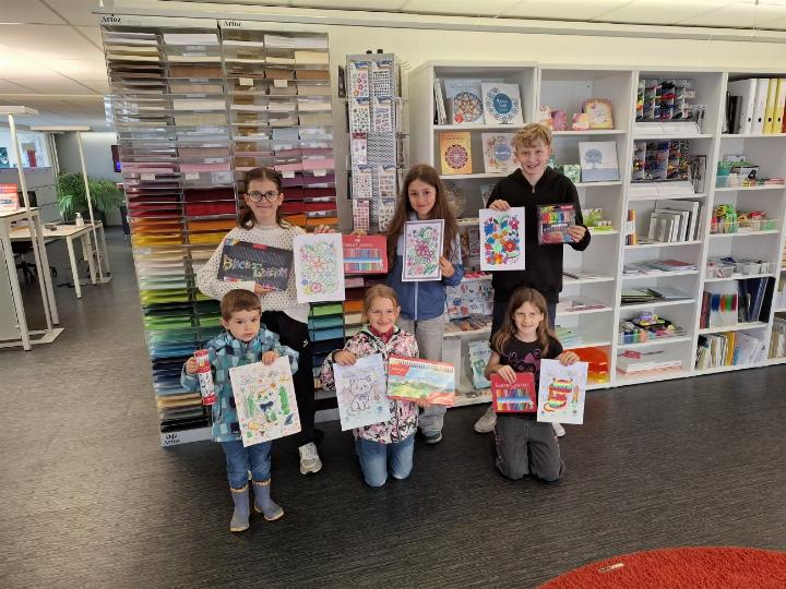 Die glücklichen Gewinnerinnen und Gewinner mit ihren Werken: hinten: Sophia, Marina, Janik; vorne: Ben, Nova, Mara. Foto: Ströbele Kommunikation