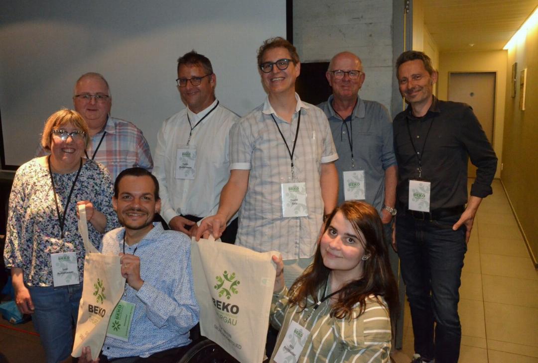 Der erste Vorstand des neu gegründeten Vereins Behindertenkonferenz Thurgau, von links: Susi Rutishauser, Daniel Wapp, Roger Lieberherr (Präsident), Remo Biedermann, David Belz, Mira Fischbacher. Dazu die beiden Berater Thomas Schweiker (andante Steckborn, rechts) und Hansueli Salzmann (Procap SG, AR, TG, Zweiter von rechts), die dem neuen Verein noch mindestens ein Jahr beratend zur Seite stehen. Der erste Vorstand des neu gegründeten Vereins Behindertenkonferenz Thurgau, von links: Susi Rutishauser, Daniel Wapp, Roger Lieberherr (Präsident), Remo Biedermann, David Belz, Mira Fischbacher. Dazu die beiden Berater Thomas Schweiker (andante Steckborn, rechts) und Hansueli Salzmann (Procap SG, AR, TG, Zweiter von rechts), die dem neuen Verein noch mindestens ein Jahr beratend zur Seite stehen.