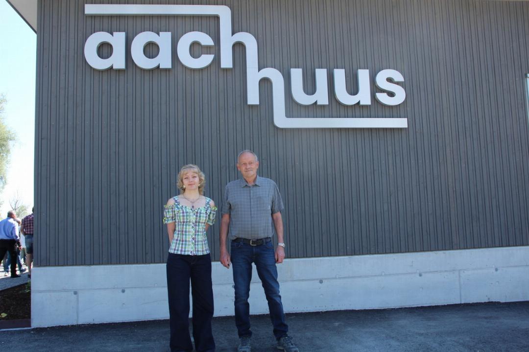Namensgeber Edgar Meyer und Projektgewinnerin Beschriftung Sonja Baumann oblag es, die Beschriftung des «Aachhuus» aufzudecken. Namensgeber Edgar Meyer und Projektgewinnerin Beschriftung Sonja Baumann oblag es, die Beschriftung des «Aachhuus» aufzudecken.
