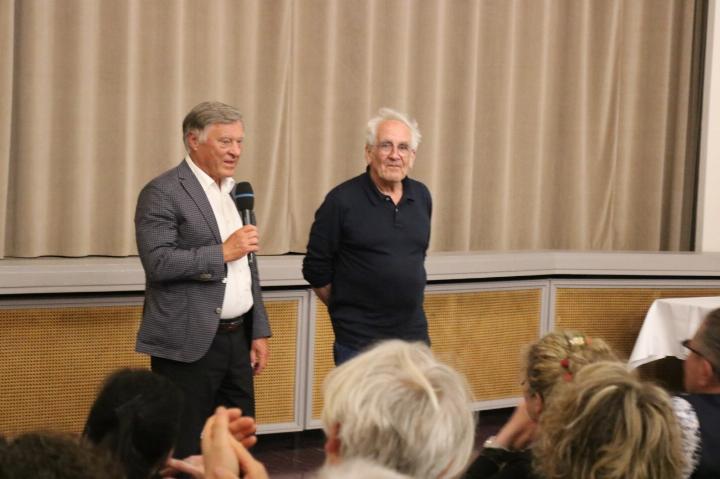 Peter Fratton (links) im Gespräch mit seinem Freund und Regisseur Reinhart Kahl. Foto: Markus Bösch Peter Fratton (links) im Gespräch mit seinem Freund und Regisseur Reinhart Kahl. Foto: Markus Bösch