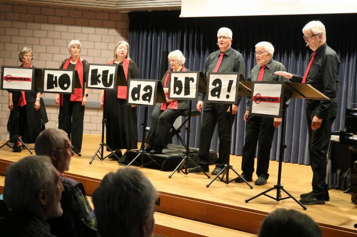 Klein, aber fein: Unter der Leitung von Martin Duijts sangen (von links): Vreni Renggli, Gaby Locher, Melanie Lehner, Ursula Conrad, Urs Koch und Toni Kleiner. Fotos: Markus Bösch