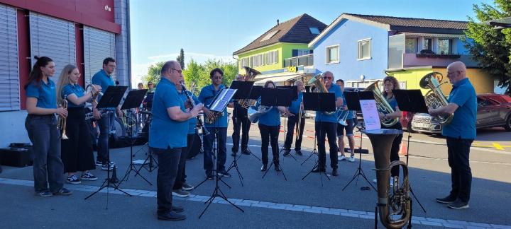 Der Musikverein Uttwil sorgte mit einem Platzkonzert für musikalische Unterhaltung. Fotos: Nirmala Eusebio Schatz