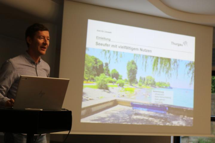 Maurice Koll zeigte am Informationsabend der Grünen die Notwendigkeit und Möglichkeiten der Revitalisierung des (thurgauischen)Bodenseeufers auf (Foto: Markus Bösch) Maurice Koll zeigte am Informationsabend der Grünen die Notwendigkeit und Möglichkeiten der Revitalisierung des (thurgauischen)Bodenseeufers auf (Foto: Markus Bösch)