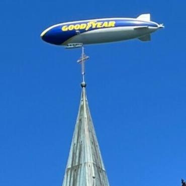 Zeppelin auf der Kirchturmspitze