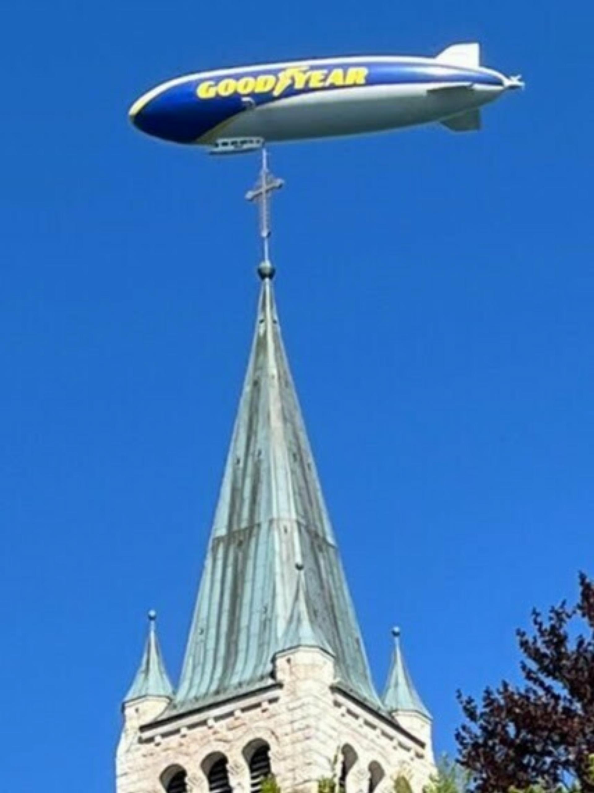 Zeppelin auf der Kirchturmspitze - Das Bild wird blockiert. – Möglicherweise durch einen aktiven Adblocker.