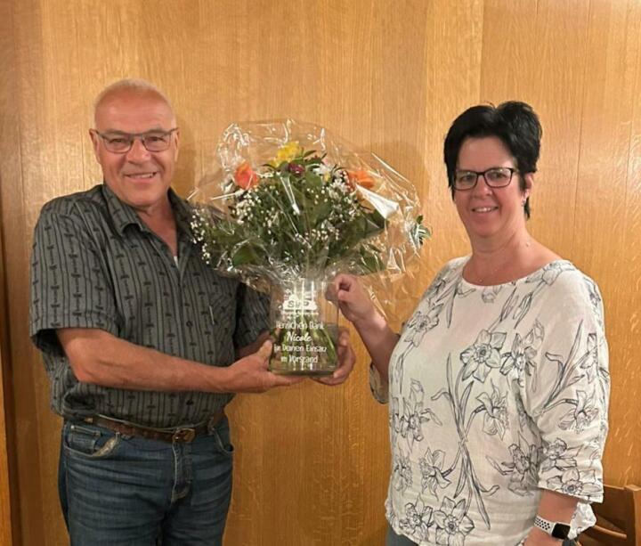 Ernst Züllig, links, überreicht Nicole Cianci einen Blumenstrauss. Ernst Züllig, links, überreicht Nicole Cianci einen Blumenstrauss.
