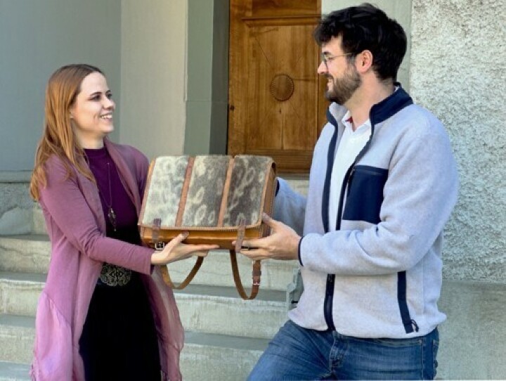 Angelina Minnig übergibt den Schulthek mit den künftigen Aufgaben dem neuen Sammlungsleiter Laurent Schmidt. Foto: Schulmuseum Thurgau Angelina Minnig übergibt den Schulthek mit den künftigen Aufgaben dem neuen Sammlungsleiter Laurent Schmidt. Foto: Schulmuseum Thurgau