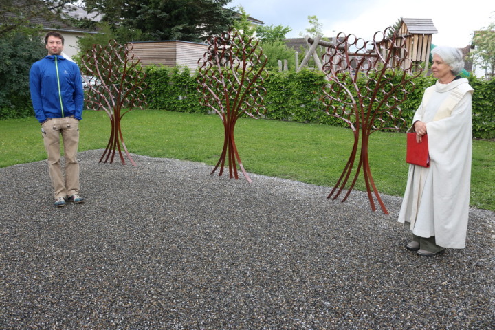 Kürzlich wurde das neue Gemeinschaftsgrab auf dem Friedhof Salmsach eingeweiht – links der Künstler Melik Scheurer, rechts Pfarrerin Silke Petermann-Gysin. Foto: Markus Bösch Kürzlich wurde das neue Gemeinschaftsgrab auf dem Friedhof Salmsach eingeweiht – links der Künstler Melik Scheurer, rechts Pfarrerin Silke Petermann-Gysin. Foto: Markus Bösch