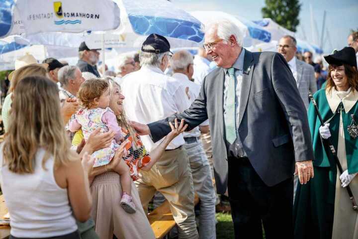 Der frischgebackene Grossratspräsident Felix Meier wird von der Bevölkerung herzlich begrüsst. Alle Bilder: Stadt Romanshorn Der frischgebackene Grossratspräsident Felix Meier wird von der Bevölkerung herzlich begrüsst. Alle Bilder: Stadt Romanshorn