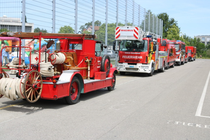 Bestes Wetter herrschte am «Schluuchfest» der Romanshorner Feuerwehr und viel Volk liess sich von der Feuerwehr-Crew und dem Feuerwehrverein verpflegen. Fotos: Markus Bösch Bestes Wetter herrschte am «Schluuchfest» der Romanshorner Feuerwehr und viel Volk liess sich von der Feuerwehr-Crew und dem Feuerwehrverein verpflegen. Fotos: Markus Bösch