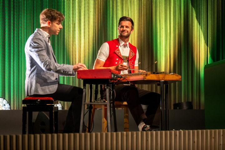 Der Hackbrett-Virtuose Nicolas Senn (rechts) und der Boogie Woogie Pianist, Elias Bernet, sorgen für musikalische Unterhaltung. Fotos: TKB