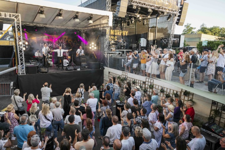 The Monroes heizten das Puplikum am frühen Freitagabend des ersten Live-Moments-Boutique-Festivals in Romanshorn noch mehr auf als es die Sonne schon tat. Fotos: Diana Strohmeier