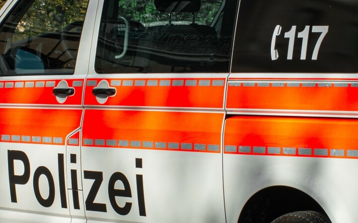 «Seien Sie vorsichtig, wenn Sie von fremden Personen angesprochen werden und diese ungewöhnlich nahekommen.» Bei verdächtigen Beobachtungen umgehend die Polizei über die Notrufnummer 117 verständigen. Symbolbild Shutterstock