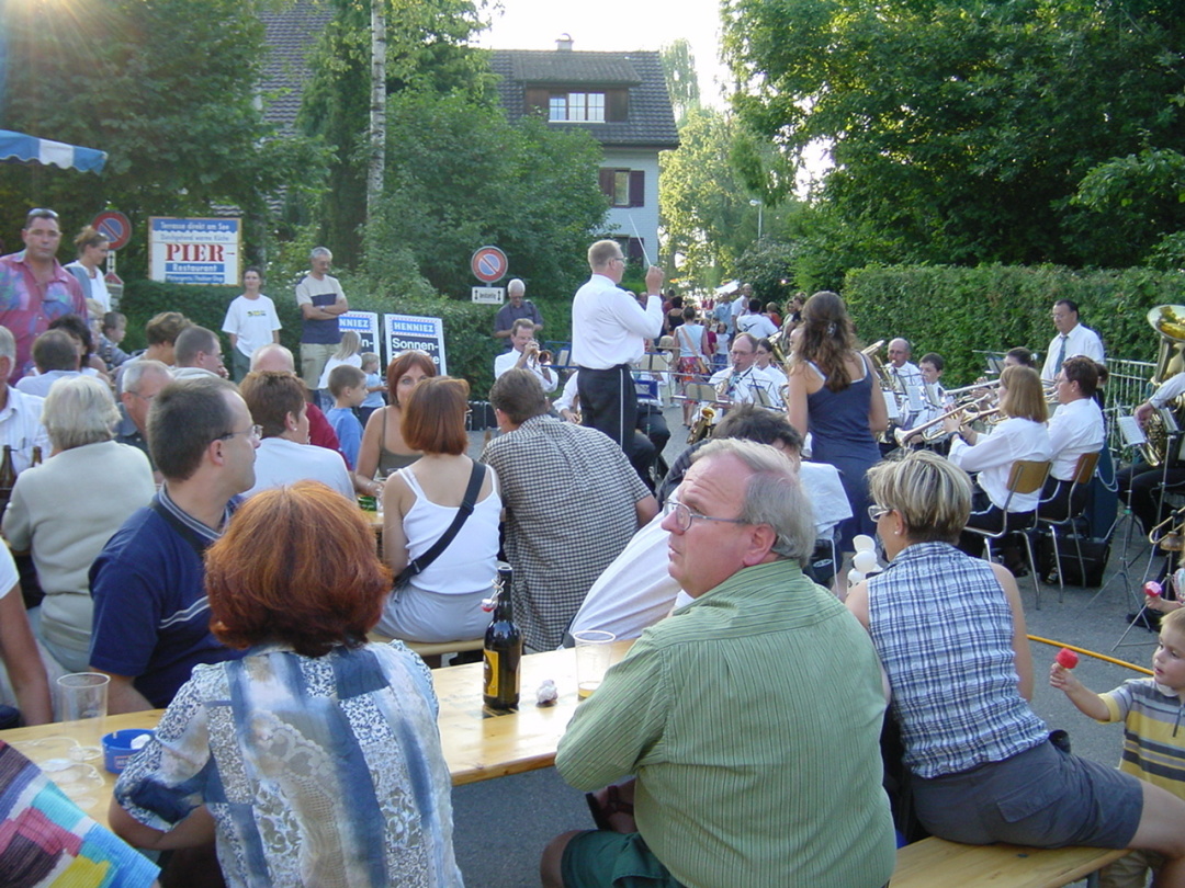Taktgeber seit Beginn des Uttwiler Dorffestes: Der MV Uttwil spielt auf. Fotos: Markus Studerus, 2003 Taktgeber seit Beginn des Uttwiler Dorffestes: Der MV Uttwil spielt auf. Fotos: Markus Studerus, 2003