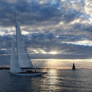 Yacht Argo, beim Passieren der Wendetonne vor Romanshorn an der «Rund Um». - Leserfoto: Dominik Studach / 23 / 2026