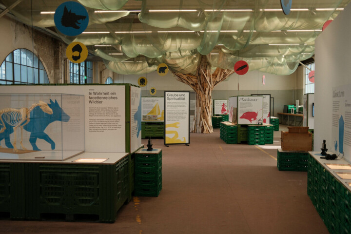 Der Arbor Felix thront in der Mitte des Ausstellungsraumes. Seine Früchte führen zu den verschiedenen Mythenstationen. Fotos: zVg. Museen Thurgau