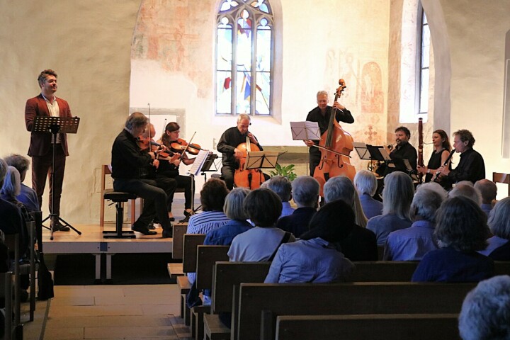 Frederic Böhle (links) erzählt und das Schweizer Oktett präsentiert in der Alten Kirche in Romasnhorn bekannte Melodien aus «Die Hochzeit des Figaros». Fotos: Markus Bösch