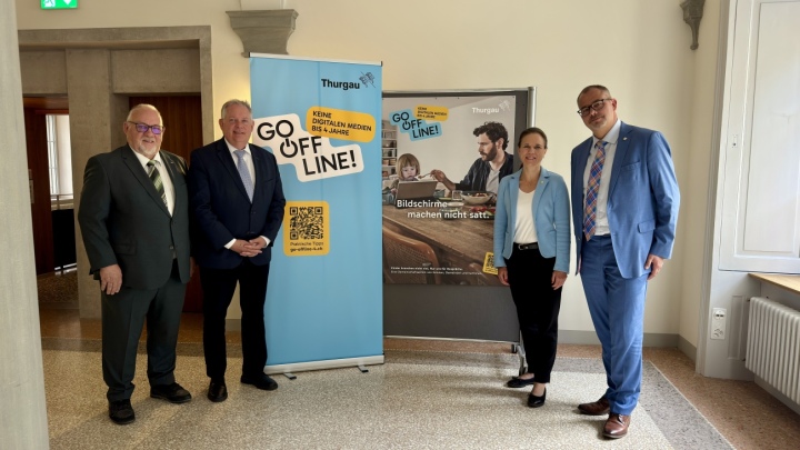 Regierungsrätin Denise Neuweiler, Regierungspräsident Urs Martin (rechts), Thomas Niederberger, Präsident des Verbandes Thurgauer Gemeinden (2. v. l.), und Heinz Leuenberger, Präsident des Verbandes Thurgauer Schulgemeinden, stellen die Gemeinschaftsaktion «Go offline! – keine digitalen Medien bis 4 Jahre» vor. Foto: zVg. Regierungsrätin Denise Neuweiler, Regierungspräsident Urs Martin (rechts), Thomas Niederberger, Präsident des Verbandes Thurgauer Gemeinden (2. v. l.), und Heinz Leuenberger, Präsident des Verbandes Thurgauer Schulgemeinden, stellen die Gemeinschaftsaktion «Go offline! – keine digitalen Medien bis 4 Jahre» vor. Foto: zVg.