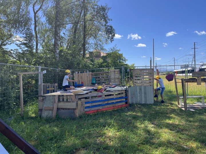 Eine Festung entsteht: Die Begeisterung ist gross; in den ersten Wochen haben fast 100 Kinder auf der Kinderbaustelle an ihren Projekten gearbeitet. Fotos: zVg. KiBaRoSa