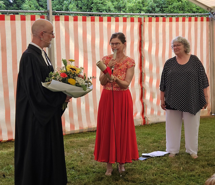 Die Präsidentinnen der Kirchgemeinden Uttwil und Kesswil-Dozwil sagten Pfarrer Herbst Danke für seine 20-jährige Tätigkeit in den Gemeinden. Foto: Evangelische Kirchgemeinde Uttwil