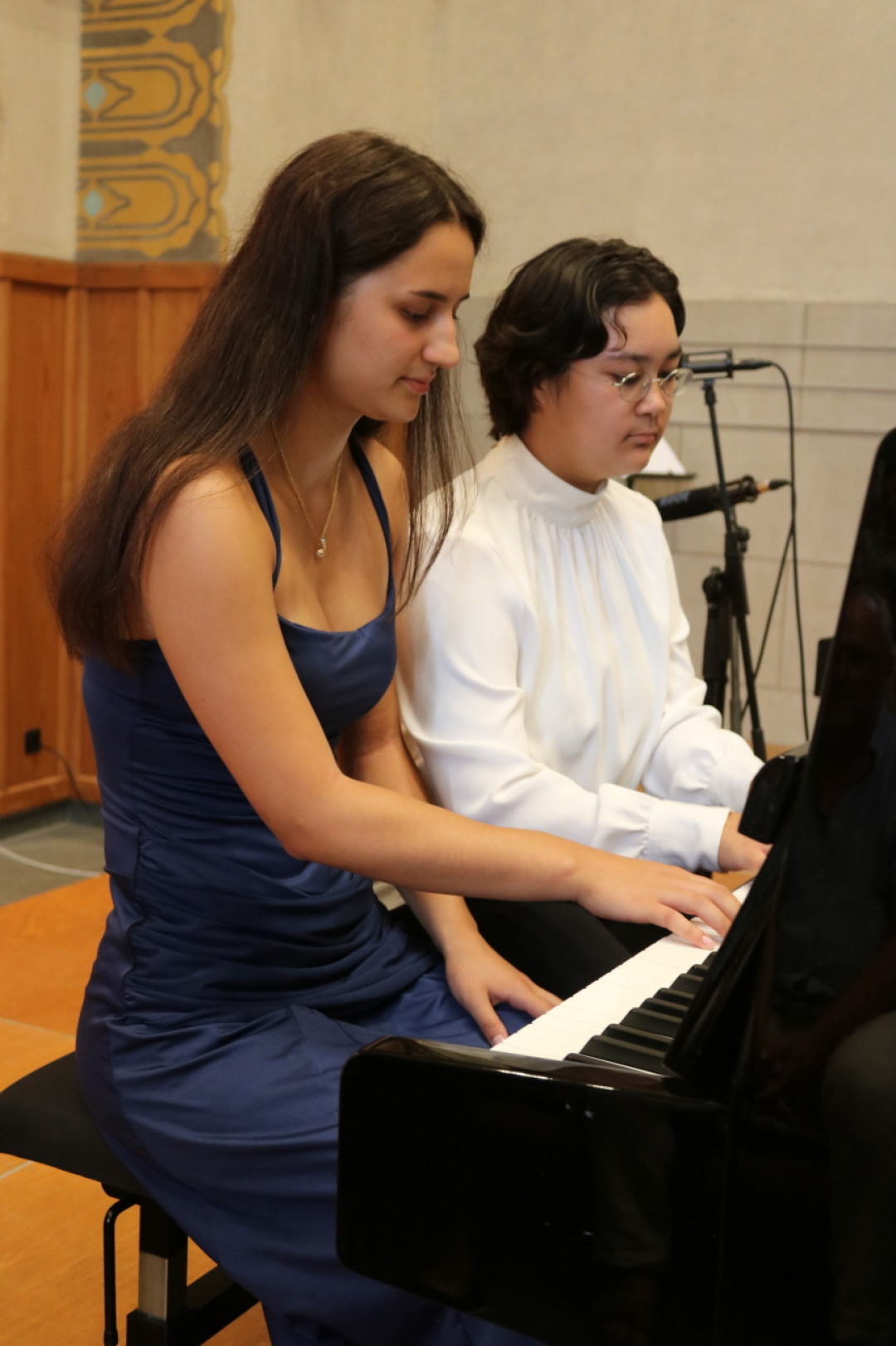 Valentina Kestner und Kim Ngo am Klavier. Valentina Kestner und Kim Ngo am Klavier.