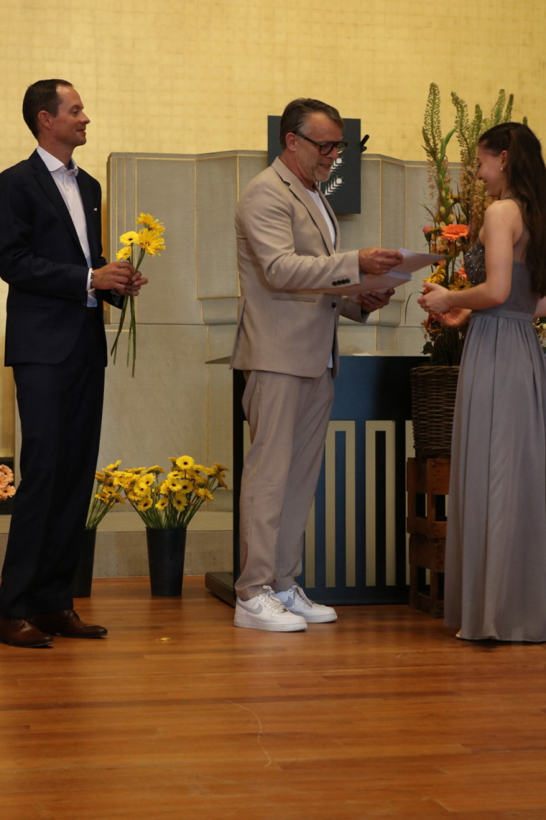 Stefan Schneider gratulierte und verabschiedete Schülerinnen und Schüler. Stefan Schneider gratulierte und verabschiedete Schülerinnen und Schüler.