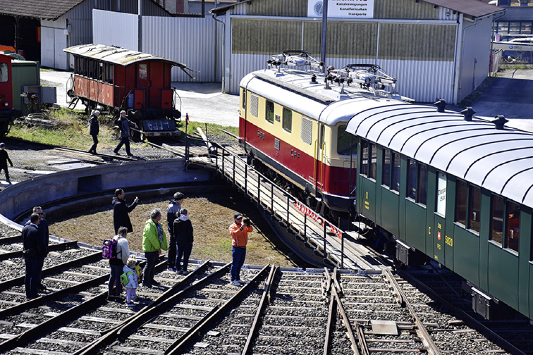 Die Drehscheibe ist wieder funktionstüchtig. Foto von der Einweihung der Drehscheibe im April 2025; © Hansjürg Oesch Die Drehscheibe ist wieder funktionstüchtig. Foto von der Einweihung der Drehscheibe im April 2025; © Hansjürg Oesch