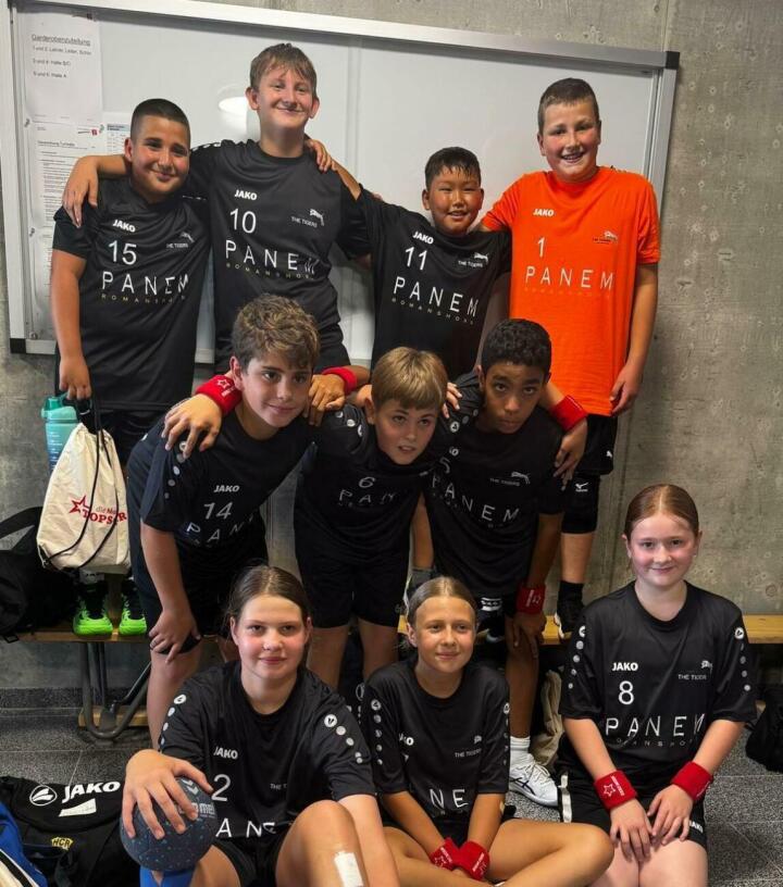 Diese 5.-Klässler nahmen an den Mobiliar-Handballgames CH teil. Foto: Sandra Gamper Diese 5.-Klässler nahmen an den Mobiliar-Handballgames CH teil. Foto: Sandra Gamper