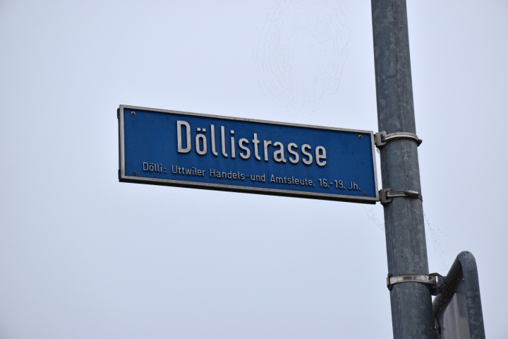 Die Döllistrasse in Uttwil zeigt mit der zusätzlichen Beschriftung «Dölli: Uttwiler Handels- und Amtsleute 16.–19. Jahrhundert» den hohen Stellenwert der Handelsfamilie Dölli. Foto: Hansjürg Oesch Die Döllistrasse in Uttwil zeigt mit der zusätzlichen Beschriftung «Dölli: Uttwiler Handels- und Amtsleute 16.–19. Jahrhundert» den hohen Stellenwert der Handelsfamilie Dölli. Foto: Hansjürg Oesch