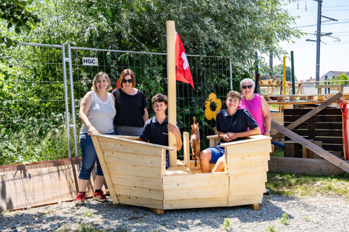 Sie freuen sich über das Schiff auf der Kinderbaustelle. Fotos: KiBaRoSa Sie freuen sich über das Schiff auf der Kinderbaustelle. Fotos: KiBaRoSa