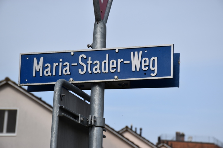 Bei der Liegenschaft Obere Zelgstrasse 2 zweigt der Maria-Stader-Weg ab und mündet in die Schlossbergstrasse, im Quartier Obere Zelg. Foto: Hansjürg Oesch Bei der Liegenschaft Obere Zelgstrasse 2 zweigt der Maria-Stader-Weg ab und mündet in die Schlossbergstrasse, im Quartier Obere Zelg. Foto: Hansjürg Oesch