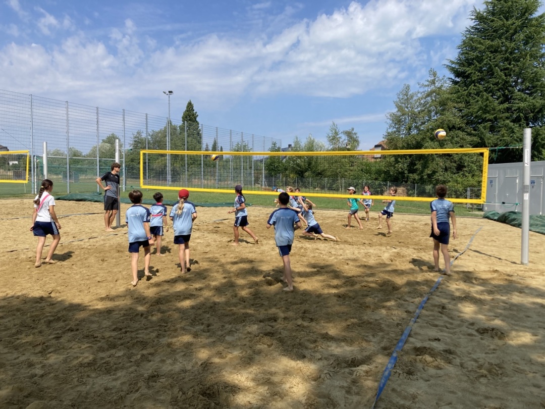 Zur Abwechslung im Sand beim Beachvolleyball Zur Abwechslung im Sand beim Beachvolleyball